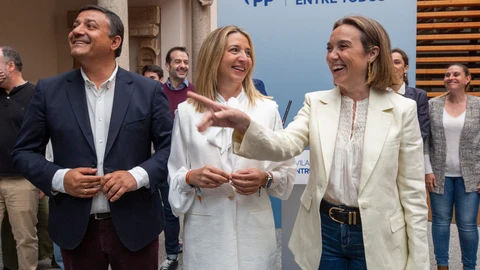 Alicia García junto a Cuca Gamarra y Carlos García