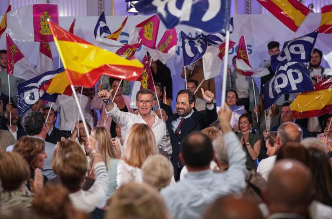 El líder del PP, Alberto Núñez Feijóo junto al candidato por Castilla La Mancha, Paco Núñez en un acto de campaña en Albacete.