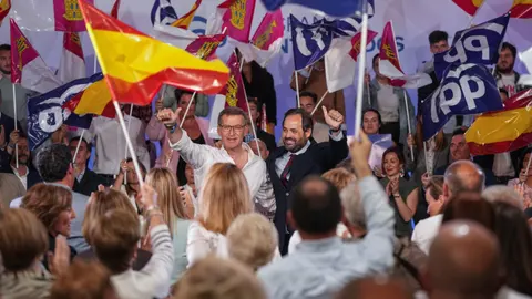 El líder del PP, Alberto Núñez Feijóo junto al candidato por Castilla La Mancha, Paco Núñez en un acto de campaña en Albacete.
