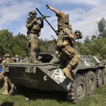 Milicianos sobre un vehículo militar en la región fronteriza de Járkiv