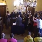 Momento en el que Francisco José Moya jura su cargo de concejal en el Ayuntamiento Ávila
