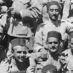 Franco (a la derecha, apoyado en el hombro de un compañero), en el norte de África en 1910. Aquí es todavía oficial de Regulares