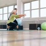 Personas mayores haciendo ejercicio 