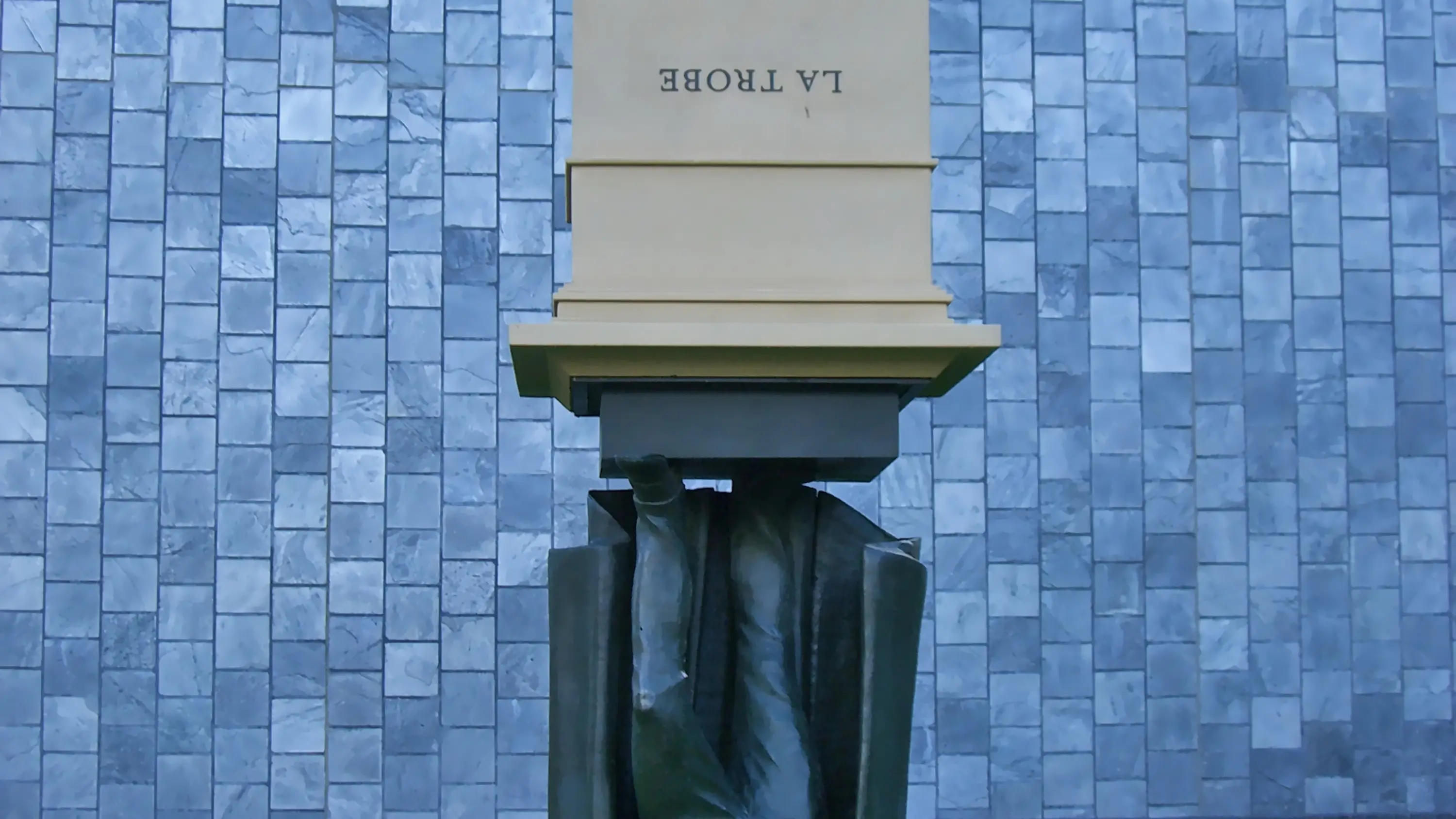 La estatua invertida, Melbourne