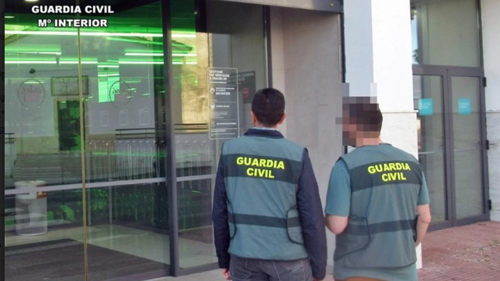 Agentes de la Guardia Civil, delante de uno de los establecimientos en los que se produjeron los robos