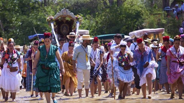 Los peregrinos de la Hermandad de Carmona cruzan durante el paso de las Hermandades del Rocío por el Vado del Quema, a 25 de mayo de 2023 en Sevilla (Andalucía, España). El Vado del Quema, lugar emblemático para las Hermandades del Rocío que transcurren por el cordel Triana-Villamanrique, ha vuelto a llenarse de agua tras las lluvias de estos días.