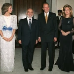 los Reyes de Jordania, Husein y Noor, posan con los Reyes de España, Juan Carlos y Sofía, antes de la cena ofrecida por los soberanos jordanos en el Palacio de Basman, con motivo de la visita de los Reyes de España. 