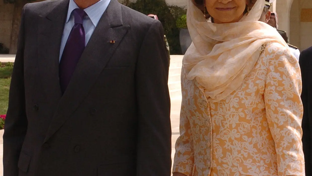 Los Reyes de España, a su llegada al Mausoleo de los anteriores monarcas jordanos para rendir una ofrenda floral dentro de los actos de su primera visita de Estado a Jordania desde la ascensión al trono de Abdalá II