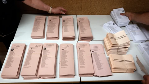 Colocacion urnas y papeletas en colegios electorales
