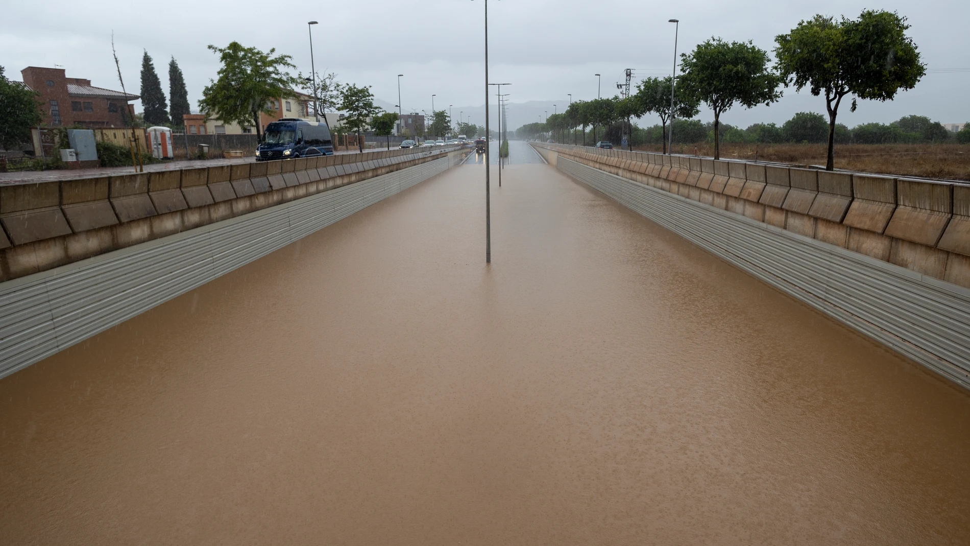GRAFCVA3632. CASTELLÓN DE LA PLANA, 26/05/2023.- Vista general de un túnel inundado cuando el episodio de lluvias torrenciales ha dejado un registro histórico de 198 litros por metro cuadrado esta madrugada en la ciudad de Castelló -150 l/m2 caídos en dos horas-, la cifra más alta en un mes de mayo, mientras que en Benicàssim se han alcanzado los 220 l/m2 de precipitación acumulada. EFE/Domenech Castelló 