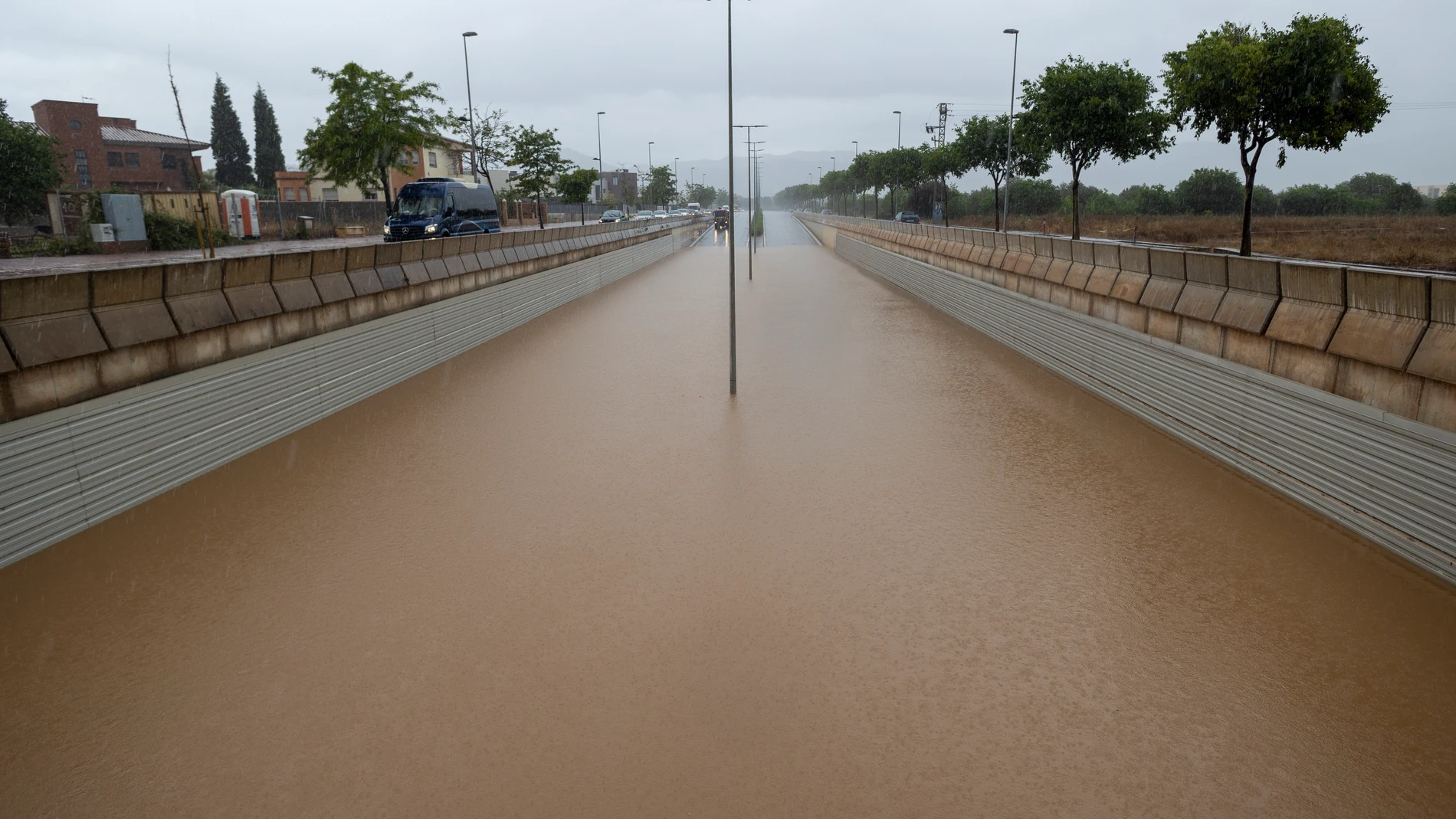 GRAFCVA3632. CASTELLÓN DE LA PLANA, 26/05/2023.- Vista general de un túnel inundado cuando el episodio de lluvias torrenciales ha dejado un registro histórico de 198 litros por metro cuadrado esta madrugada en la ciudad de Castelló -150 l/m2 caídos en dos horas-, la cifra más alta en un mes de mayo, mientras que en Benicàssim se han alcanzado los 220 l/m2 de precipitación acumulada. EFE/Domenech Castelló
