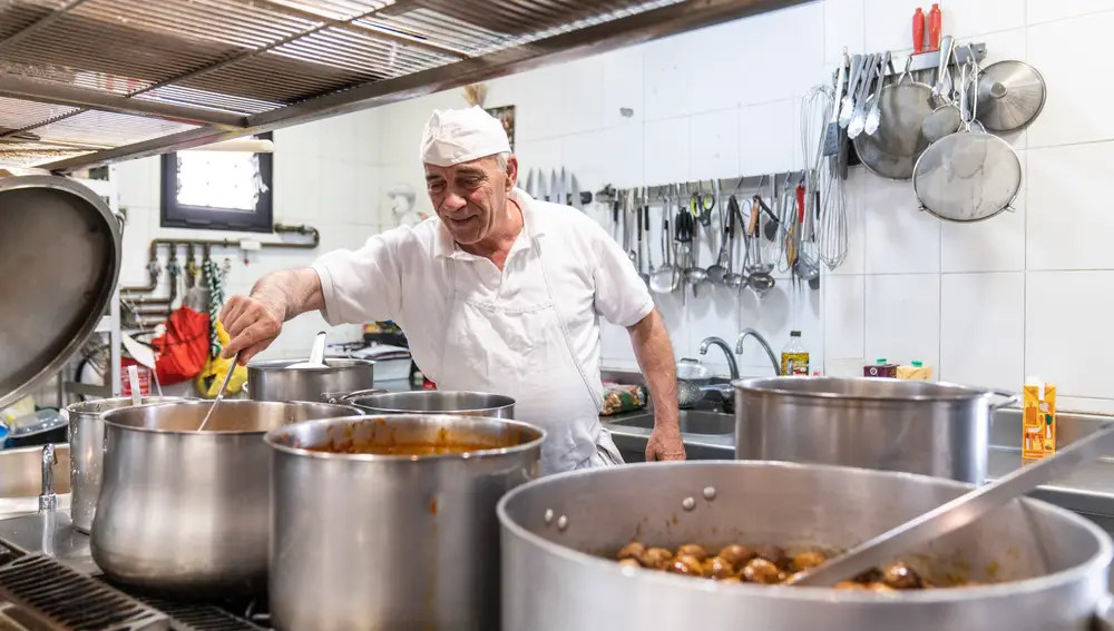 Teo, cocinero del comedor Santiago Masarnau, cocina para 200 personas al día con la ayuda de 10 voluntarios