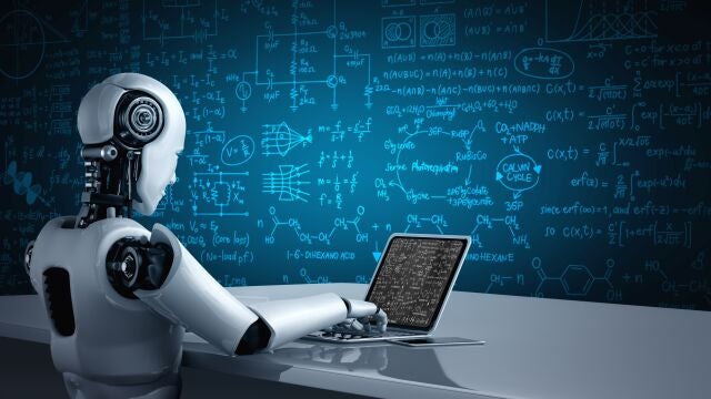 Robot con ecuaciones matemáticas