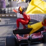 Sainz sale del Ferrari después de chocar contra el muro