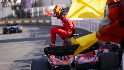 Sainz sale del Ferrari después de chocar contra el muro
