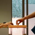 28M.- La votación en un colegio de Sueca (Valencia) se detuvo unos minutos por unas papeletas defectuosas ya sustituidas