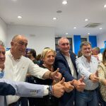 José Mazarías celebra el triunfo junto a Francisco Vázquez, Paloma Sanz, Miguel Ángel de Vicente y José María Bravo, entre otros