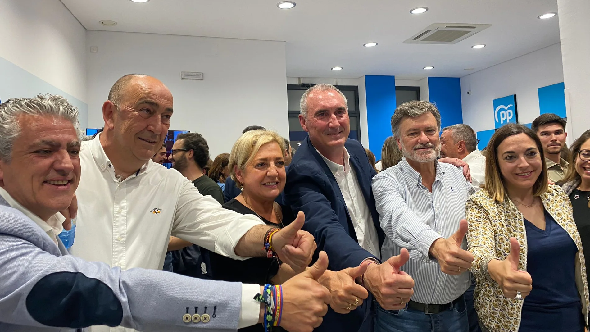 José Mazarías celebra el triunfo junto a Francisco Vázquez, Paloma Sanz, Miguel Ángel de Vicente y José María Bravo, entre otros