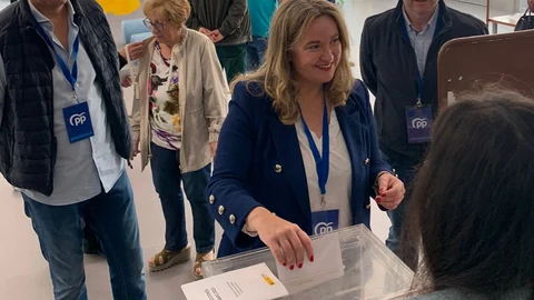 La popular Cristina Ayala vota junto a Ángel Ibáñez y Borja Suárez