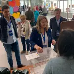 La popular Cristina Ayala vota junto a Ángel Ibáñez y Borja Suárez