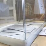 Urna transparente con votos