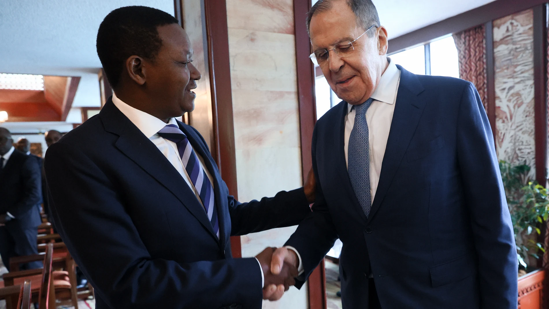 Nairobi (Kenya), 29/05/2023.- A handout picture made available by Russian Foreign ministry press service shows Russian Foreign Minister Russian Foreign Minister Sergei Lavrov (R) shakes hands with Alfred Mutua (L), Cabinet Secretary for Foreign and Diaspora Affairs of Kenya, during their meeting in Nairobi, Kenya, 29 May 2023. Lavrov is on a working visit to Kenya. Russian Foreign Minister had said on 18 May a mission of African countries plans to visit Russia by mid-June - early July to look for ways to peacefully resolve the conflict in Ukraine. (Kenia, Rusia, Ucrania) EFE/EPA/RUSSIAN FOREIGN MINISTRY PRESS SERVICE / HANDOUT HANDOUT EDITORIAL USE ONLY/NO SALES 