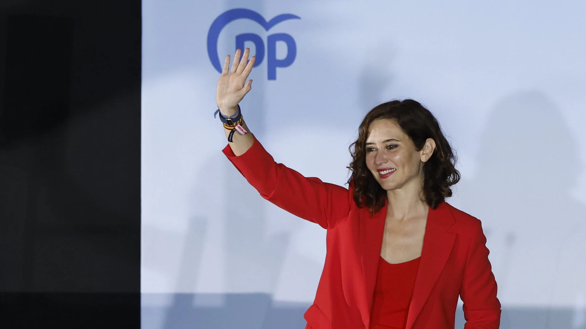 La presidenta de la Comunidad de Madrid y candidata a la reelección por el PP, Isabel Díaz Ayuso, saluda desde el balcón de Génova tras conocer los resultados electorales en Madrid.