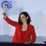 La presidenta de la Comunidad de Madrid y candidata a la reelección por el PP, Isabel Díaz Ayuso, saluda desde el balcón de Génova tras conocer los resultados electorales en Madrid.
