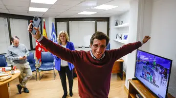 El alcalde de Madrid y candidato a la reelección, José Luis Martínez-Almeida, celebra la victoria del partido en la sede nacional del PP
