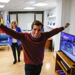 El alcalde de Madrid y candidato a la reelección, José Luis Martínez-Almeida, celebra la victoria del partido en la sede nacional del PP