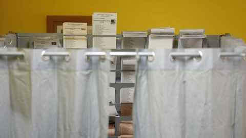 Papeletas preparadas en un colegio electoral durante las elecciones del 28 de mayo