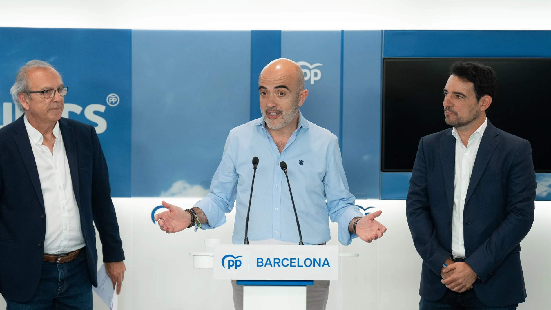 El cabeza de lista del PP en Barcelona, Daniel Sirera, con el presidente provincial, Manu Reyes, y el director de la campaña, Josep Tutusaus DAVID ZORRAKINO - EUROPA PRESS 29/05/2023