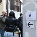 Varias personas hacen cola para votar en un colegio electoral, a 28 de mayo de 2023, en Madrid.