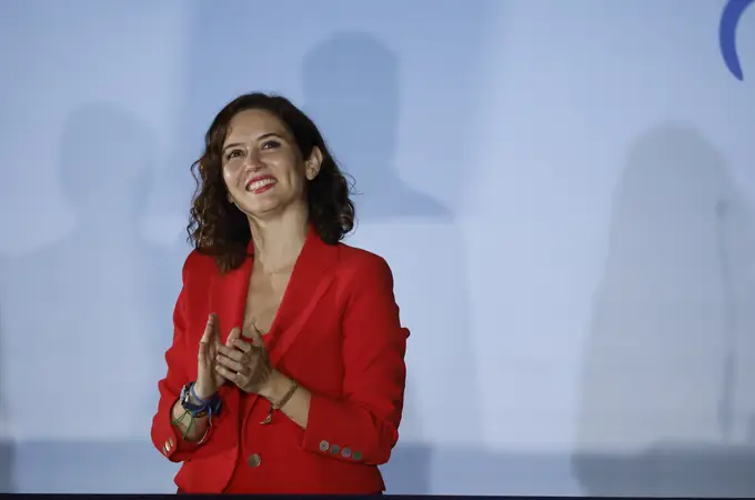 Isabel Díaz Ayuso: el poder del rojo en cada una de sus victorias políticas