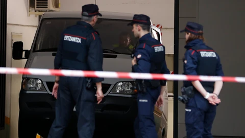 Agentes de la Ertzaintza en el apartahotel del centro de Vitoria donde una joven alavesa de 32 años ha sido hallada muerta con signos de violencia