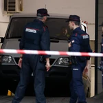 Agentes de la Ertzaintza en el apartahotel del centro de Vitoria donde una joven alavesa de 32 años ha sido hallada muerta con signos de violencia