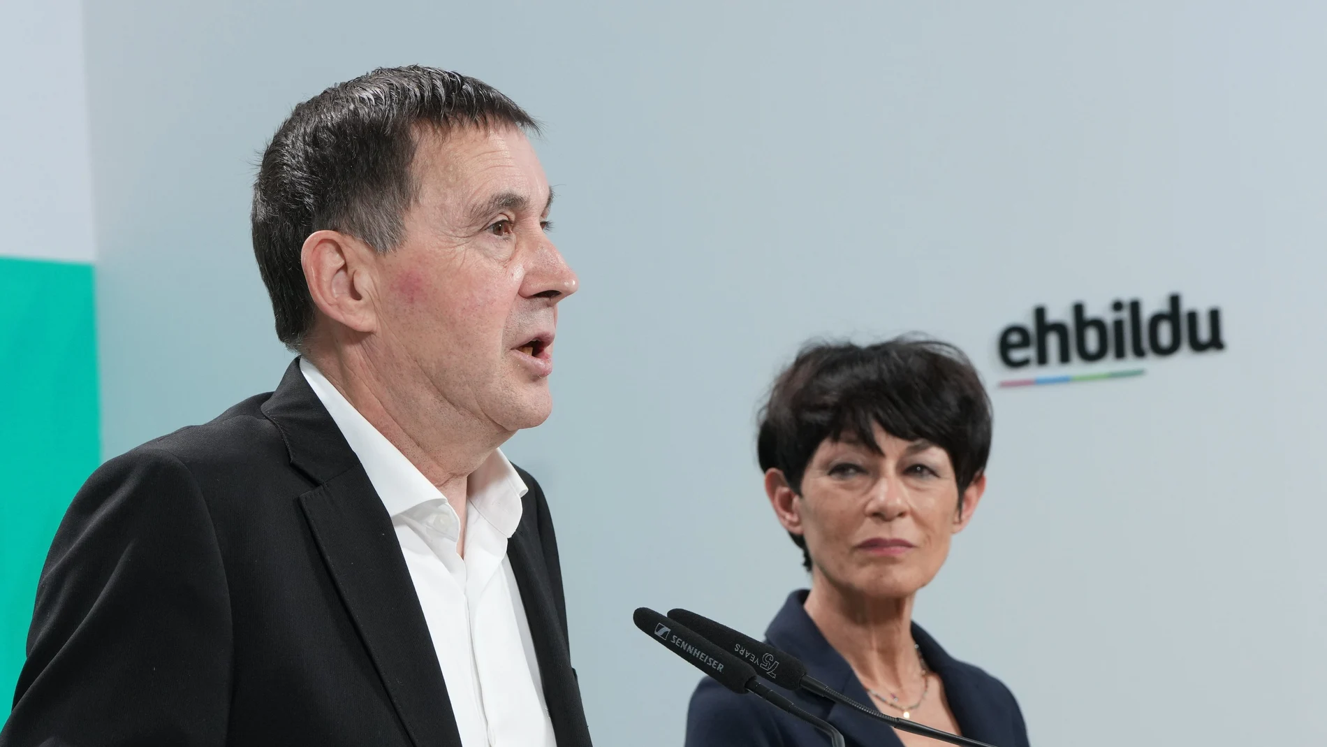 El coordinador general de EH Bildu, Arnaldo Otegi y la candidata de EH Bildu a diputada general de Gipuzkoa, Maddalen Iriarte, durante una rueda de prensa posterior a la reunión de la Mesa Política de la coalición, a 29 de mayo de 2023, en San Sebastián, Gipuzkoa.