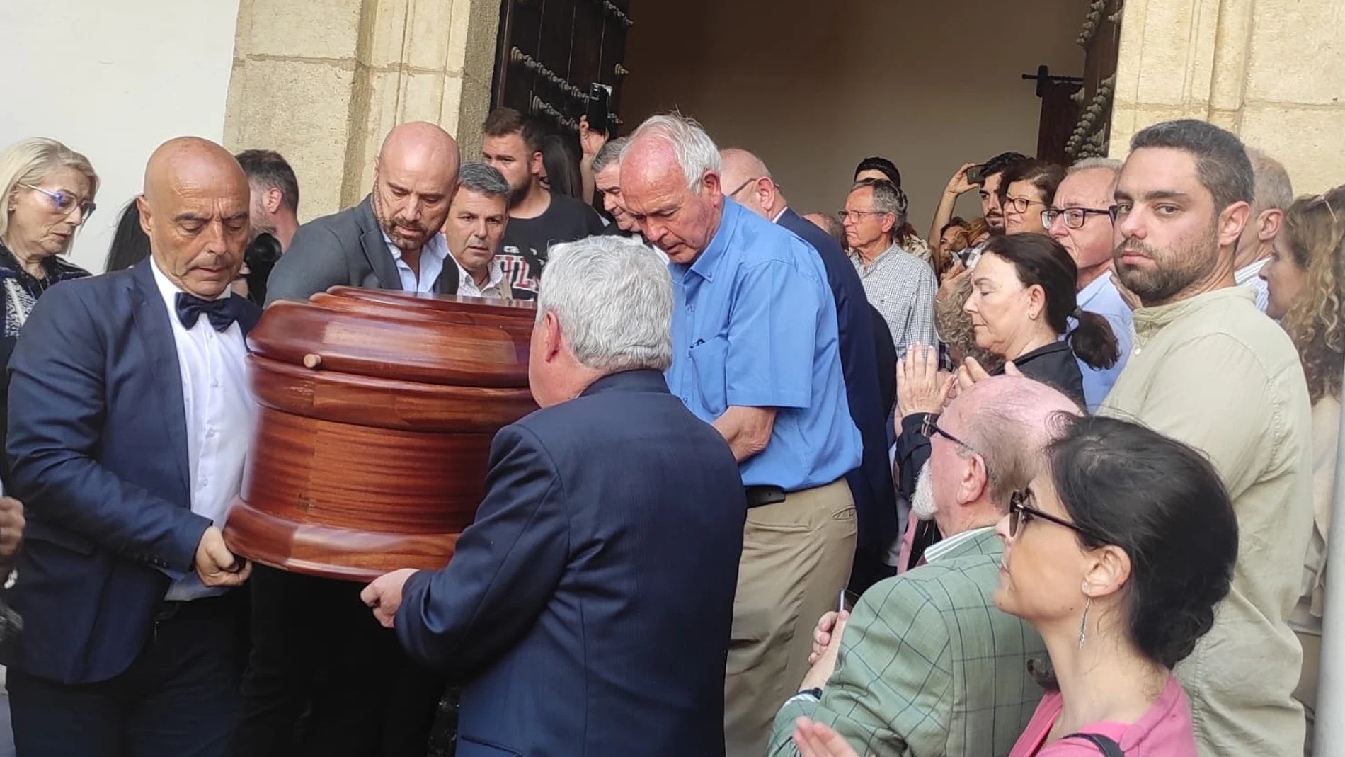 El féretro con los restos de Antonio Gala es despedido entre aplausos, antes de ser incinerado, para que sus cenizas descansen en su amada Fundación. EUROPA PRESS 29/05/2023