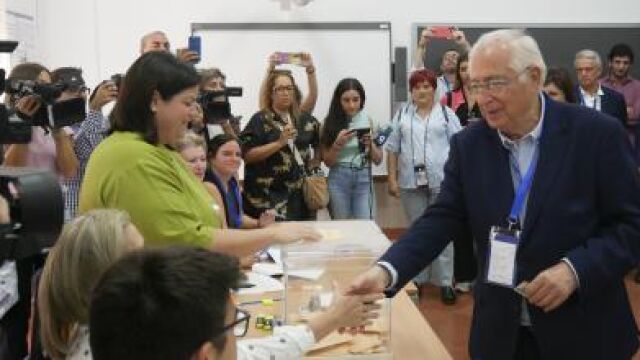 Juan José Imbroda saluda a los miembros de la mesa electoral
