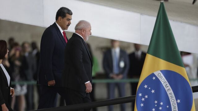 Brazilian President Luiz Inacio Lula da Silva, right, and Venezuela's President Nicolas Maduro walk to their bilateral meeting at Planalto palace in Brasilia, Brazil, Monday, May 29, 2023. 