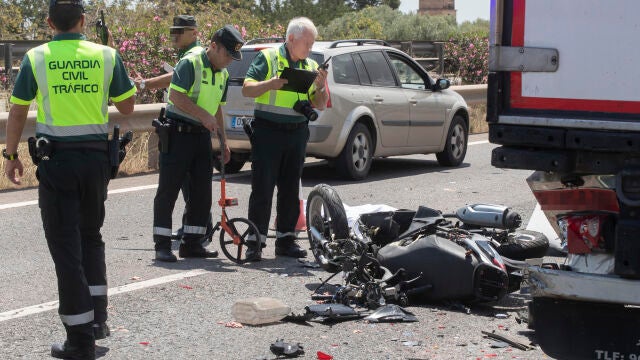 Muere un motorista al chocar contra un camión en la AP 7 a su paso por San Javier