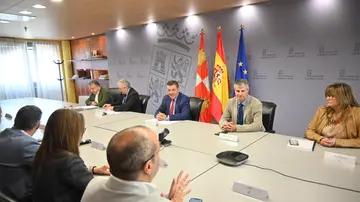 Mesa de negociación de los empleados públicos con la presencia del consejero González Gago