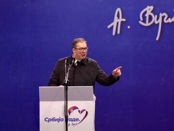 «Vučić se enfrenta a protestas en Belgrado e intenta inflamar el nacionalismo para recuperar el apoyo popular»