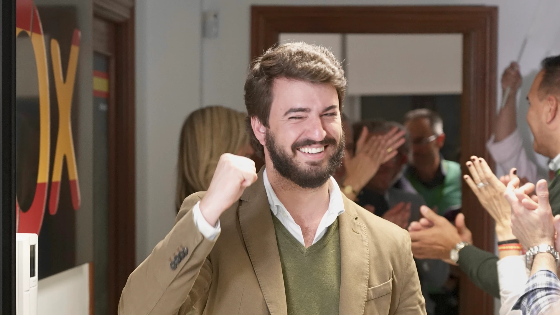 El vicepresidente de la Junta de Castilla y León, Juan García-Gallardo, muestra su alegría tras los resultados