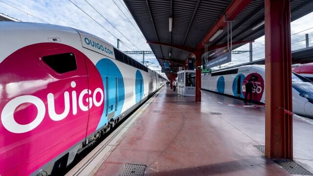 Un tren en el andén durante la inauguración de la línea de Ouigo entre Madrid, Albacete y Alicante, en la Estación de Madrid-Chamartín-Clara Campoamor, en Madrid.
