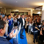Barcala celebrando su victoria en Alicante en la noche electoral.
