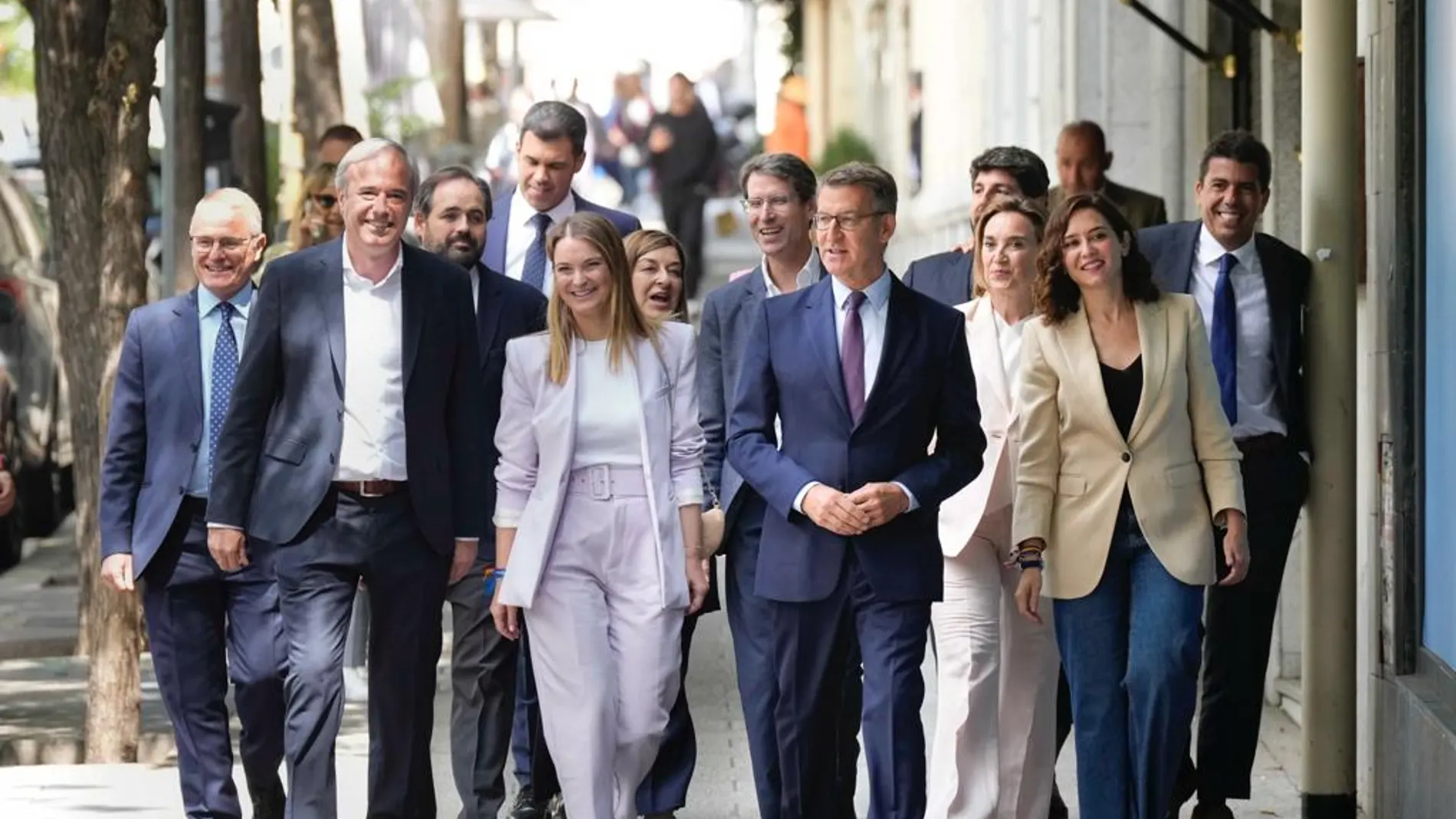 Feijóo proclama su candidatura a la presidencia del Gobierno para 'unir a los españoles' y que España deje de perder Feijóo proclama su candidatura a la presidencia del Gobierno para 'unir a los españoles' y que España deje de perder