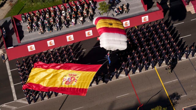 Desfile del 12 de Octubre, Dia de la Hispanidad. Paracaidista.
