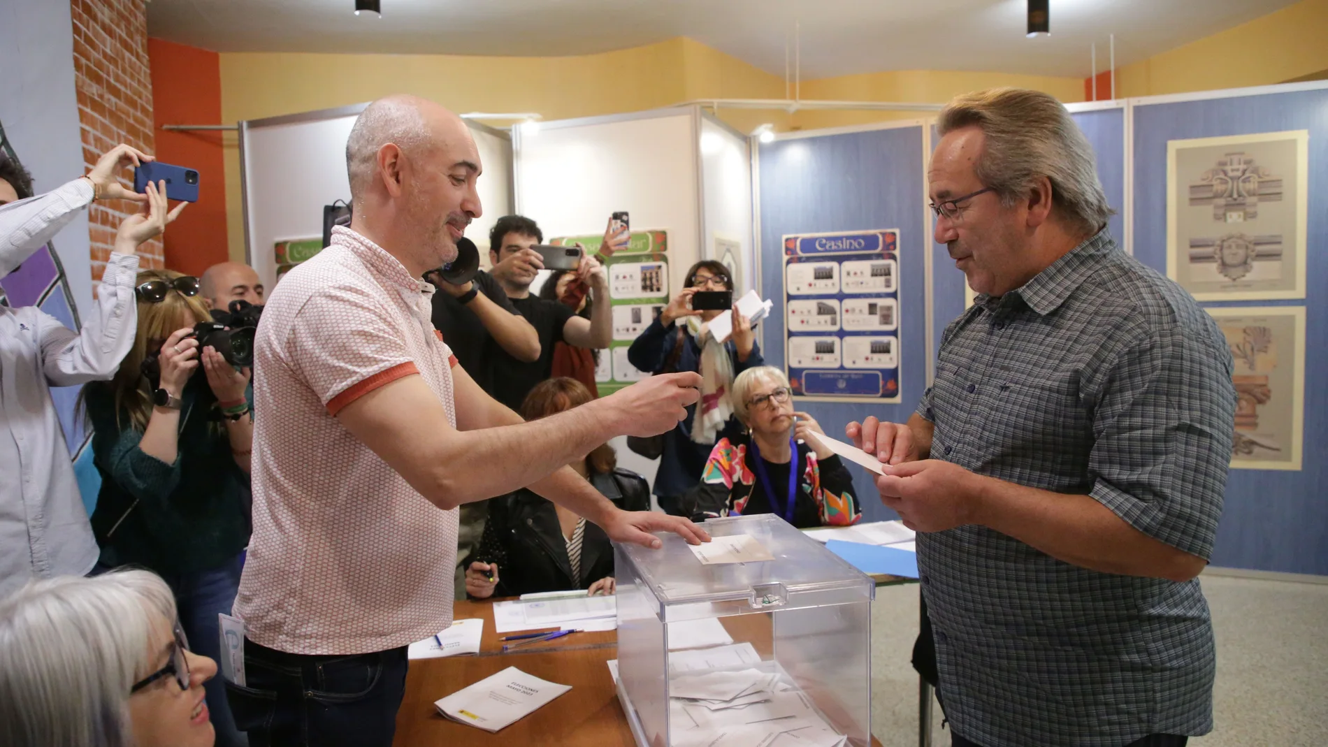 Guarido, de IU, ejerce su derecho al voto el pasado domingo en un colegio electoral de Zamora