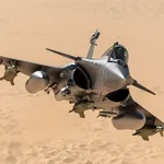 Imagen de un caza francés Rafael F4 en vuelo